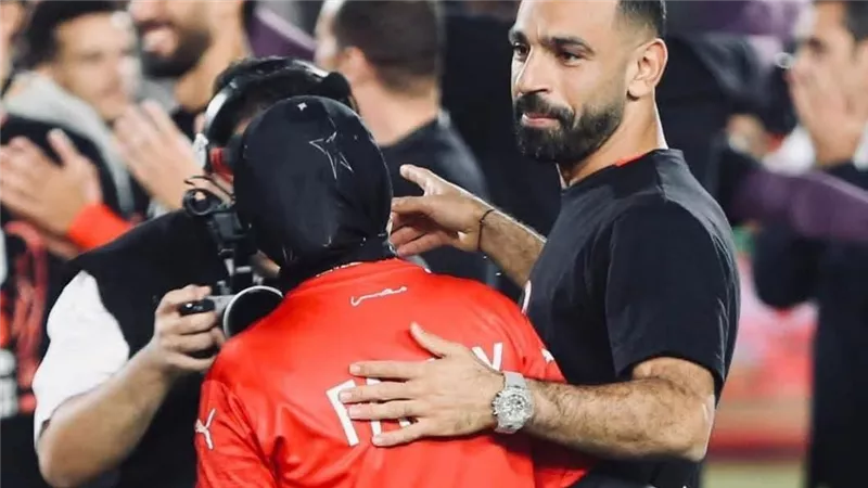 ساعة تتجاوز 3 مليون وشنطة تتجاوز المليون.. أسعار إطلالة محمد صلاح وزوجته