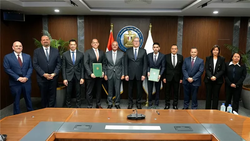 وزير البترول  يشهد توقيع عقد أعمال الحفر بين بي بي وفالاريس  لخمس آبار جديدة 