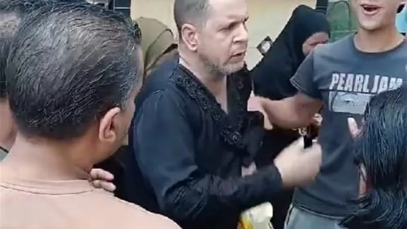 واقعة غريبة في قرية الباذنجانية: رجل يتنكر في زي امرأة للتسول