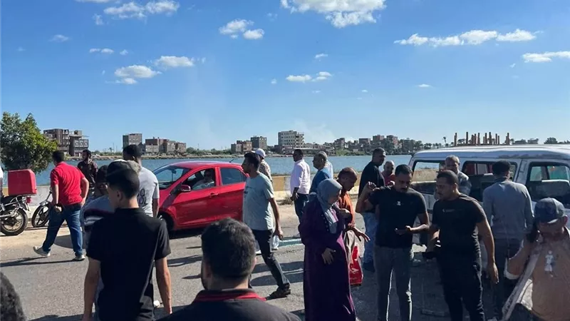 إصابة 5 أشخاص في انقلاب سيارة ميكروباص بطريق رأس البر