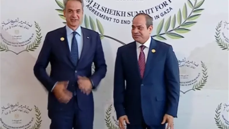 الرئيس السيسي يستقبل رئيس وزراء اليونان فور وصوله للمشاركة بقمة شرم الشيخ
