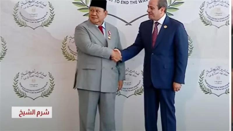 السيسي يستقبل الرئيس الإندونيسي فور وصوله للمشاركة بقمة شرم الشيخ