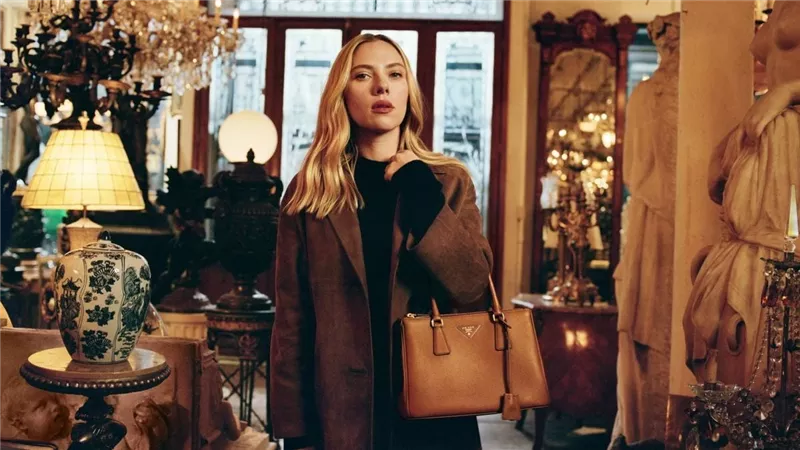 حقيبة Prada Galleria الأيقونية تعود من جديد بحملة سينمائية مبتكرة 