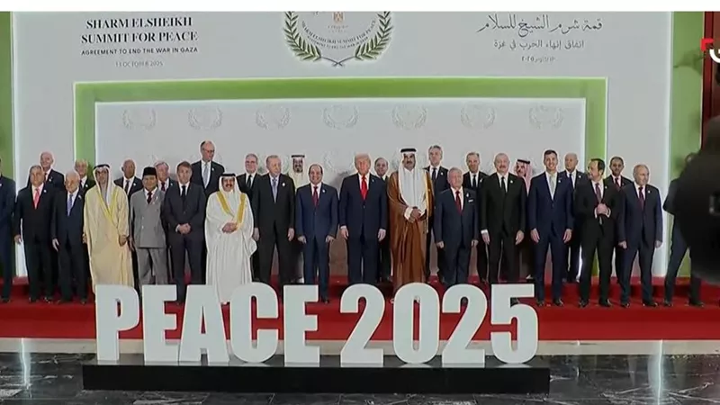 صورة تذكارية للرئيس السيسي برفقة الرؤساء المشاركين في قمة شرم الشيخ للسلام