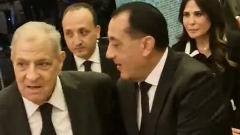 مصطفى مدبولي يقدم العزاء لرئيس الحكومة الأسبق إبراهيم محلب في وفاة شقيقته