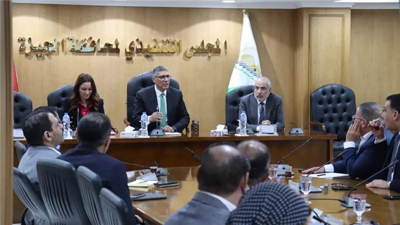 محافظ الجيزة: تعليق اللافتات والملصقات بالتعريفة الجديدة بالمواقف والمحطات