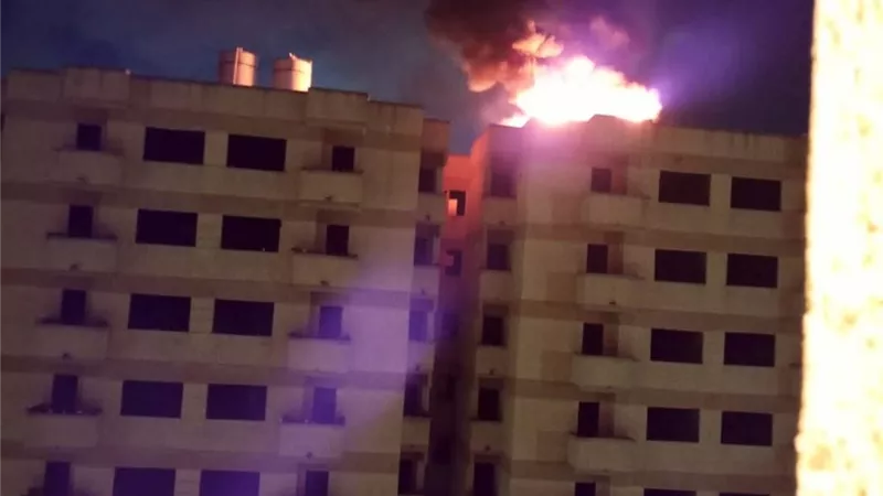 مجهولون يشعلون حريقًا في خزانات مياه بأعلى عقار في الإسكندرية