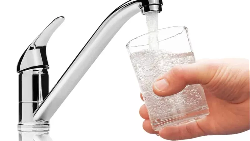 ما حكم الوضوء والاغتسال بالماء المعالج بمادة الكلور؟