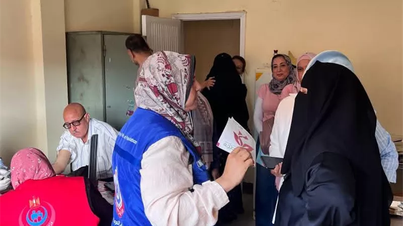حملة 100 يوم صحة تقدم خدماتها للعاملين بمدرسة العاشر من رمضان بالسويس