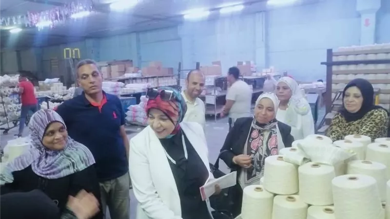 قافلة طبية وزيارة ميدانية  لتعزيز علاقات  العمل والرعاية الصحية للعمال بالسويس