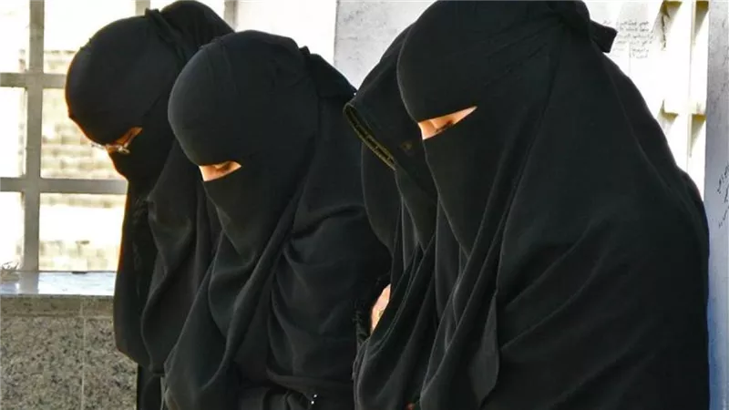 هل صلاة المرأة بالنقاب تعد باطلة؟.. دار الإفتاء تجيب 
