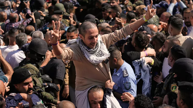 يديعوت أحرونوت: إسرائيل توافق على الإفراج عن 60 أسيرا فلسطينيا ونقلهم إلى غزة