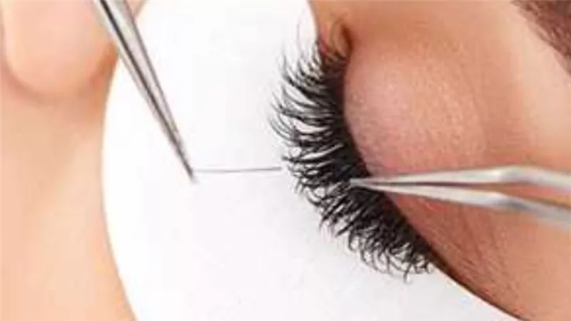 لرموش طويلة وكثيفة.. 3 حلول سحرية من منزلك تعرفي عليها 