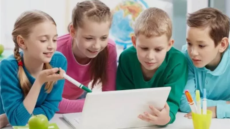 كيف تساعدين طفلك على تكوين صداقات حقيقية؟ نصائح من خبراء التربية 	