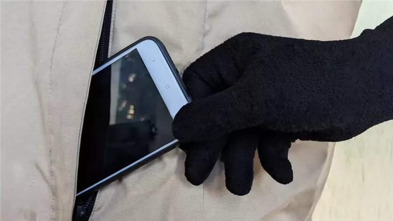 مش أول مرة يسرق.. لص يستغل براءة طفل ويسرق هاتفه أمام مترو الزيتون