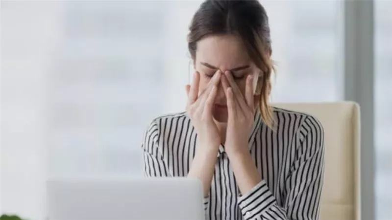 هل أنت مدمن على التوتر؟ 7 علامات تدل على ارتفاع الكورتيزول في جسمك 	
