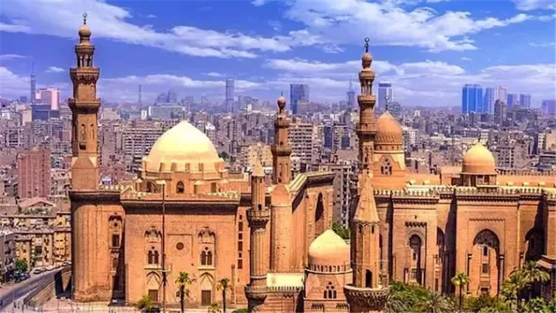 مساجد تاريخية|مسجد السلطان حسن: تحفة معمارية تجمع بين العبادة والعلم والتحصين 