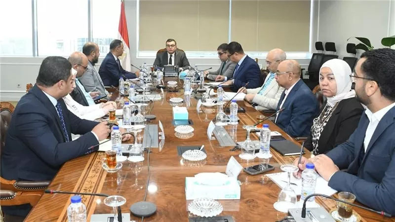 وزير الإسكان يتابع موقف تنفيذ وحدات مشروع «ديارنا»