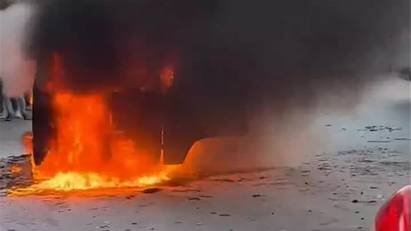 للمرة الثانية نجاه سائق من حريق سيارته في الإسكندرية 