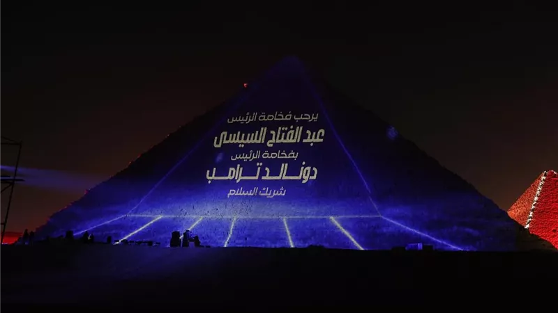 السفارة الأمريكية بالقاهرة تحتفي بإضاءة الأهرامات: لفتة تاريخية بين البلدين