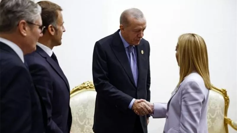 مزاح أردوغان مع ميلوني يشعل مواقع التواصل في قمة شرم الشيخ 