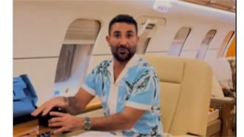 أحمد سعد يشارك فيديو طريف من داخل الطائرة: سرقت جرس «The Voice»