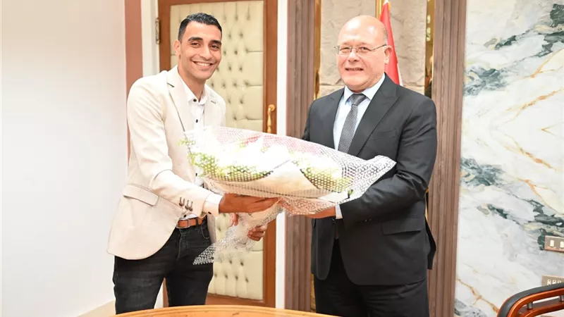 ببكيه ورد.. إداريو مستشفى سوهاج الجامعي يعبّرون عن امتنانهم لرئيس الجامعة  