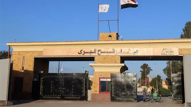إسرائيل تعيد فتح معبر رفح بعد تسلم جثث 4 رهائن من 