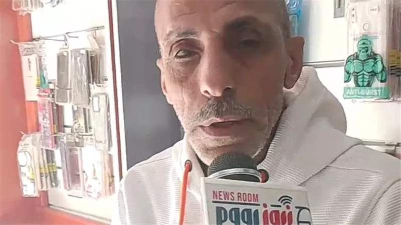 محمد البرعي.. 19 عامًا بخدمة مجلس مدينة بدمياط بلا ترقية ولا علاج