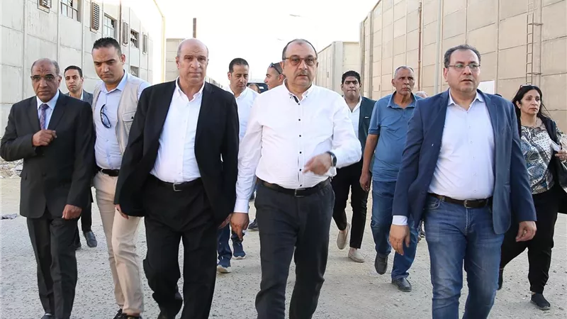 وزير قطاع الأعمال العام يجري جولة تفقدية بشركة 