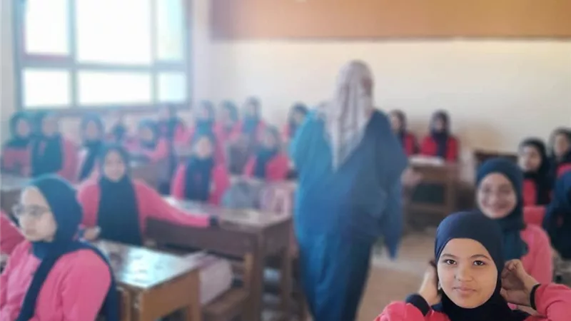 ندوات توعوية بمدارس الزرقا للتوعية بمخاطر كلاب الشوارع ومرض السعار