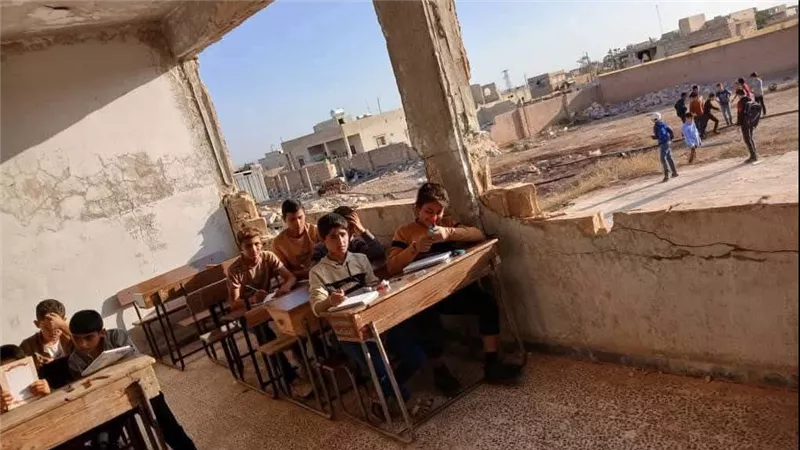 فصول بلا حوائط .. حقيقة صورة مدرسة متداولة تثير جدلا 