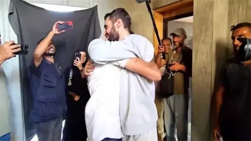 قبل قدمي ابنه وسقط مغمى عليه.. الفلسطيني شادي أبو سيدو حر 