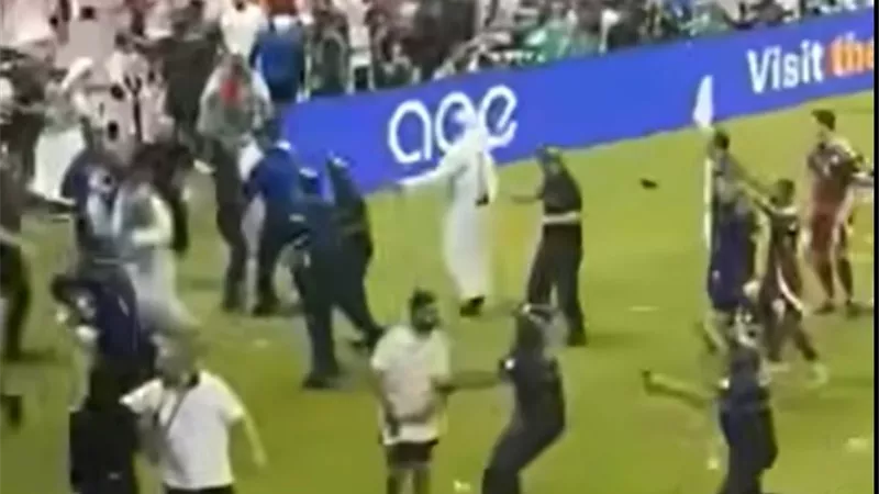 ليلة الفوضى في الدوحة.. اشتباكات بين جماهير الإمارات ولاعبي قطر بعد التأهل
