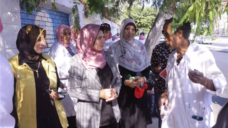 طلاب المدارس الفنية يبدعون برسم لوحات جدارية على سور محطة القطار بدمياط