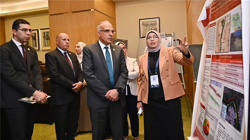 «سويلم» يتفقد الجلسة العلمية للملصقات البحثية في «أسبوع القاهرة للمياه» |صور
