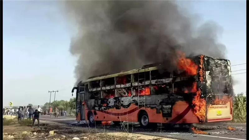 حريق حافلة في الهند يودي بحياة 21 شخصا l صور وفيديوهات