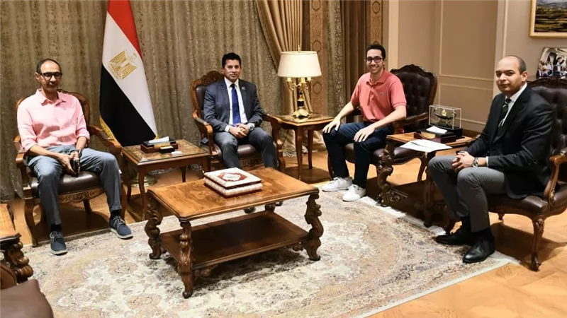 وزير الرياضة يلتقي لاعب منتخب السلاح محمد حمزه ويطمئن على برنامجه العلاجي