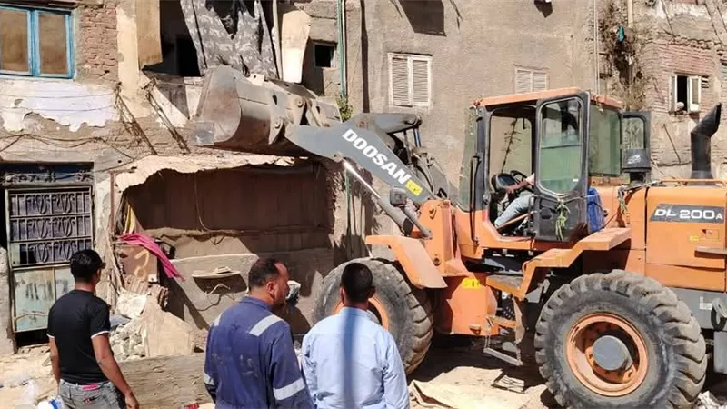 حي فيصل بالسويس يكثف حملات رفع الإشغالات وإصلاح أعطال وتأمين الأعمدة والكابلات