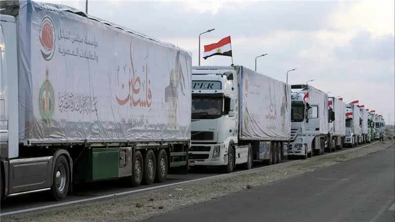 تدفق شاحنات المساعدات إلى غزة عبر معبر كرم أبو سالم.. تفاصيل