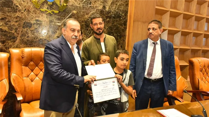«نموذج مشرف».. محافظ أسيوط يكرم مواطنًا أنقذ أطفال 