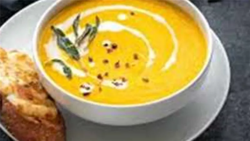 شوربة القرع الكريمية.. نكهة الخريف في طبق دافئ ولذيذ 	