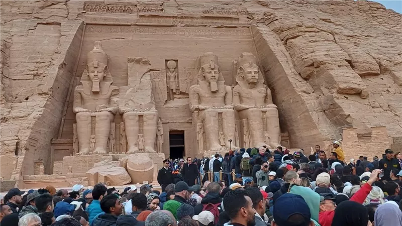 مدينة أبو سمبل تتزين للاحتفال بتعامد الشمس على وجه رمسيس الثاني
