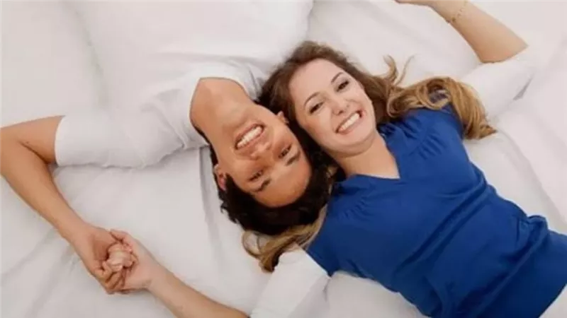الملل في العلاقة الحميمية.. لماذا يحدث وكيف تتجاوزه؟ 	