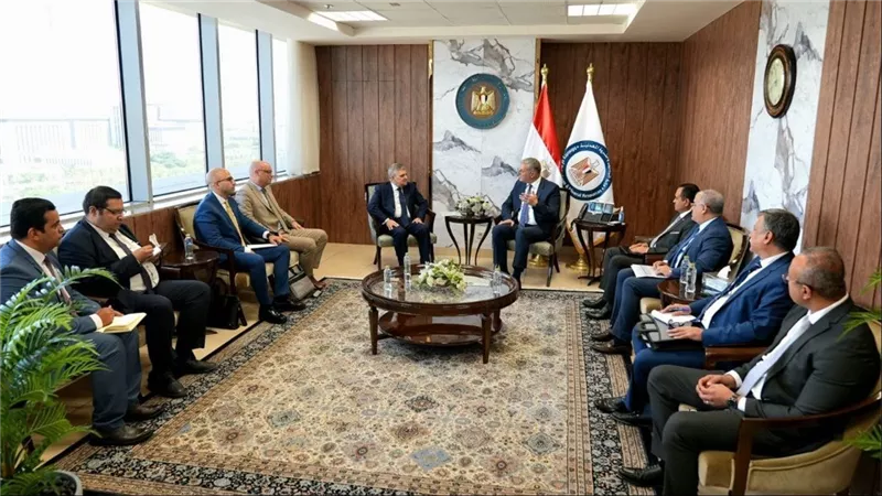 وزير البترول يبحث مع رئيس قناة السويس إقامة محطة لتسييل الغاز الطبيعي ببورسعيد