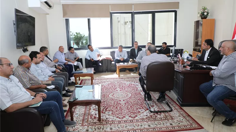 سكرتير عام ببني سويف يوجه بمعالجة هبوط بالطريق الصحراوي الغربي