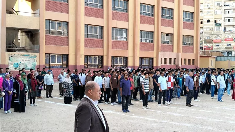 إحالة معلم للتحقيق وفصل طلاب لاستخدام المحمول بقنا