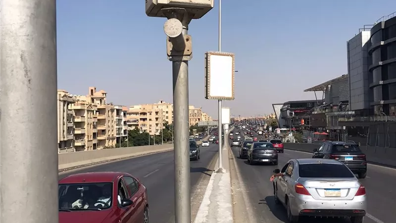 القاهرة الجديدة: تركيب رادارات جديدة وحلول مرورية على محور جمال عبد الناصر