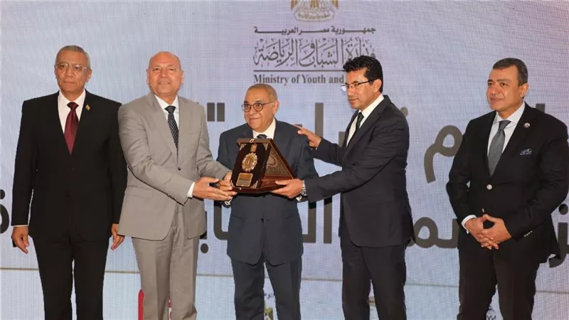 وزير الرياضة ومحافظ القاهرة يشهدان منح مركز التنمية الشبابية بالجزيرة 9001 iso