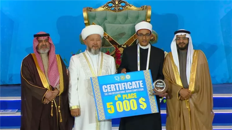 وزير الأوقاف يهنئ ممثل الوزارة لحصوله على المركز الرابع بمسابقة أستانا الدولية